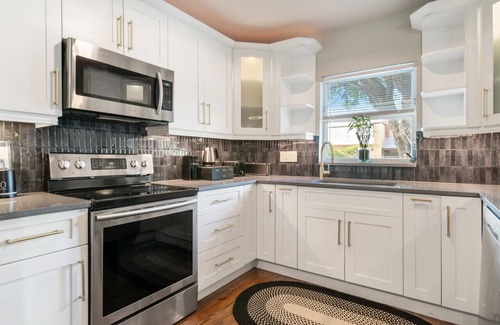 Pinewood Park House | Lux Oasis w/Heated Pool! 5min to Downtown+Beach!