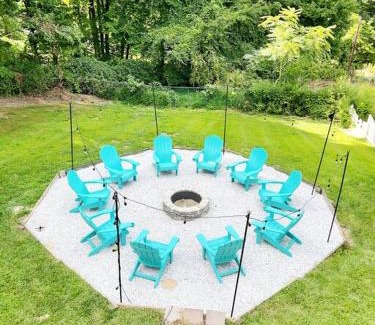 Vernon House | Luxe 10 guest Cottage Ski-Golf-Firepit-Lakes-Hike