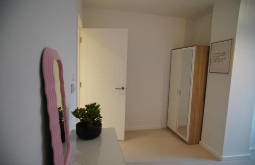 Newham Apartment | Luxe 2 Bed Flat - Gallions Reach