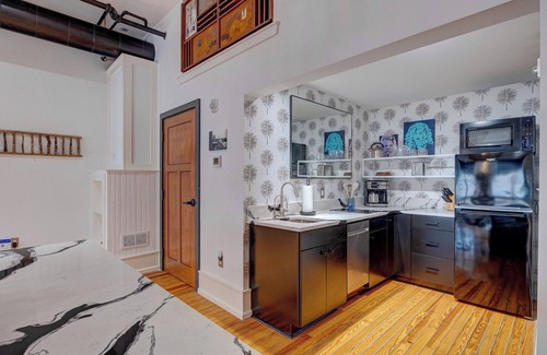 River District Apartment | Luxe 220, Unit 5 - Adjacent City View Suites, Managed by BlueStar Real Estate