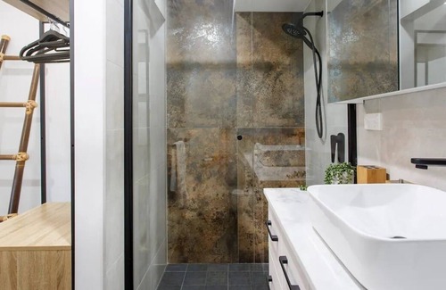 Marangaroo House | Luxe 3BR: A Holiday Retreat near to Beaches and Golf Course!