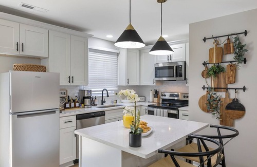 Paw Creek House | LUXE 3BR that Sleeps 6 w. a Backyard Oasis. Free Late Checkout for 3+ Nights.