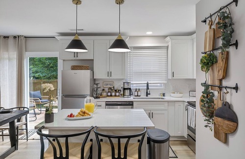 Paw Creek House | LUXE 3BR that Sleeps 6 w. a Backyard Oasis. Free Late Checkout for 3+ Nights.