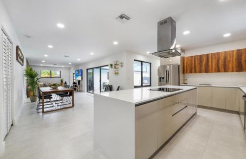 Cutler Bay House | Luxe 5BR Pool Jacuzzi Basketball L17