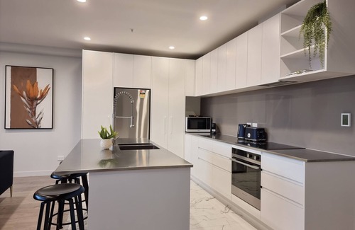 Auckland Central Business District Apartment | Luxe Apt w Harbour-Sunset Views -Parking