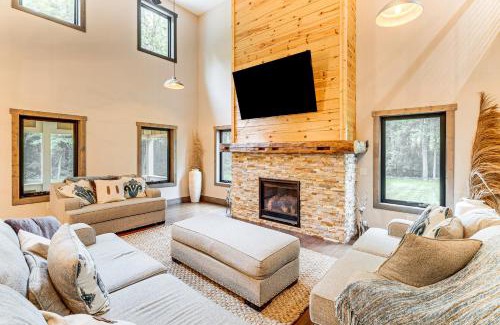 Avalon House | Luxe Barndominium Retreat Near Blue Spring Lake!