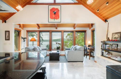 Eastsound House | Luxe Beachfront, Hot Tub, Kayaking, Walk To Town