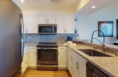 Wailua Condo | Luxe Beachfront Tropical Paradise