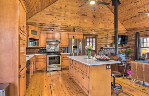 Pearcy Cabin | Luxe Cabin w/Hot Tub on 5 Acres in Pearcy!