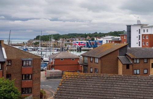 Cowes House | Luxe Cowes Cottage Harbour Views