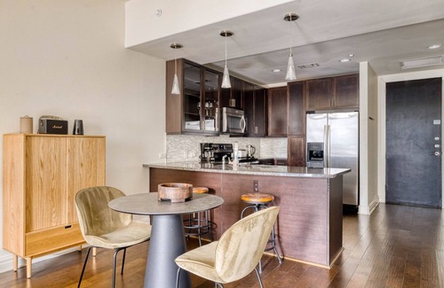 Waller Creek District Apartment | Luxe Downtown Austin 1BR w/Gym, Pool & W/D, nr Rainey St, by Blueground