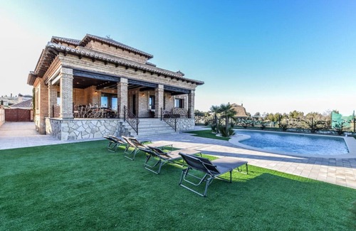 Layos Villa | Luxe Experience Toledo | Pool | BBQ | Billiards | Billiards