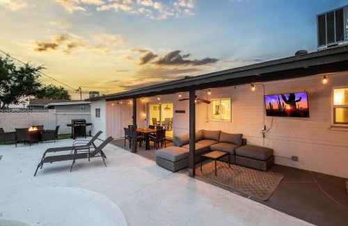 Papago Parkway House | Luxe Getaway Home W Heated Pool & Firepit