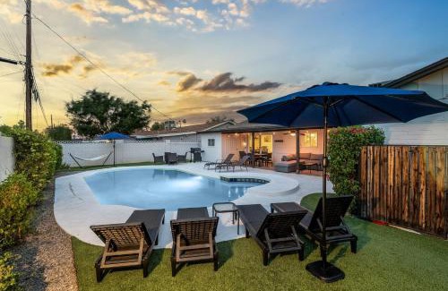 Papago Parkway House | Luxe Getaway Home W Heated Pool & Firepit