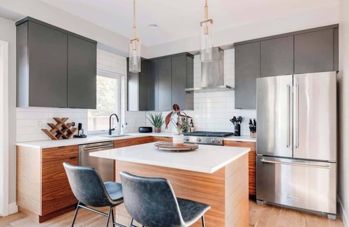 West Colfax House | Luxe Getaway | Yard + Roof Deck | 4 Story Townhome