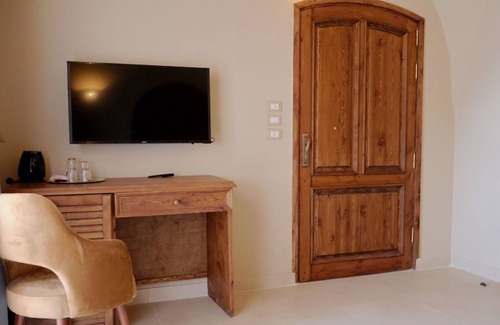 Luxor House | Luxe Ground Floor Suite at Malkata House: Pool & Dine
