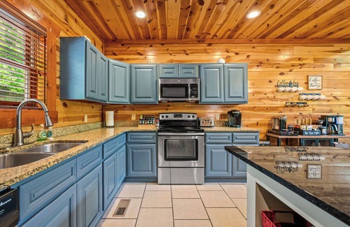 Gatlinburg - Pigeon Forge Cabin | Luxe Indoor Pool cabin w/Game Room, Theater - Year End Deals!