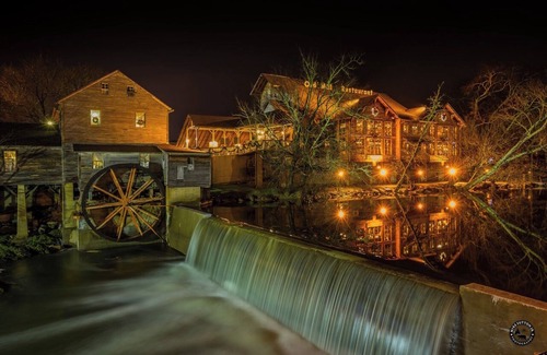 Gatlinburg - Pigeon Forge Cabin | Luxe Indoor Pool cabin w/Game Room, Theater - Year End Deals!
