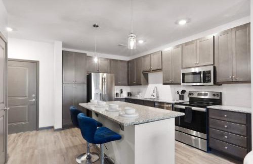 North Raleigh Apartment | Luxe King 3 Bedroom Suite in North Raleigh