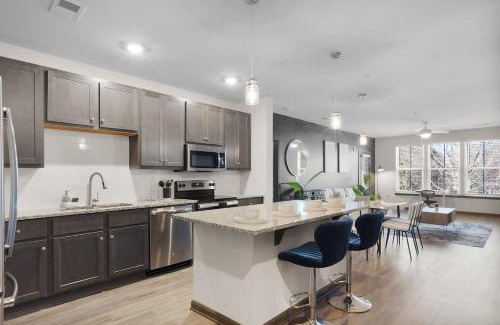 North Raleigh Apartment | Luxe King 3 Bedroom Suite in North Raleigh