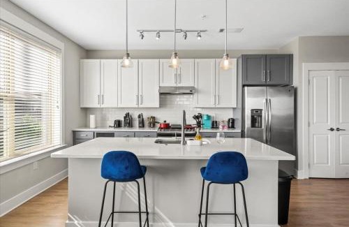 Charlotte Apartment | Luxe King 3BR Suite Waverly Charlotte
