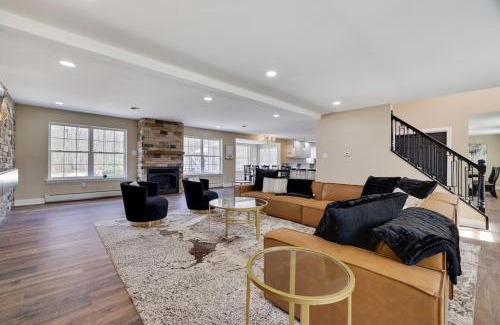Kunkletown Villa | Luxe Lrg Pocono House for 18 Hot Tub/Gameroom/Pool