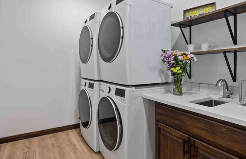 Ashford House | Luxe Mt. Rainier Lodge w/Hot Tub-AC-Game Room