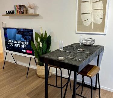 Edge Hill Apartment | Luxe Palm Studio Villa - In the heart of Edge Hill