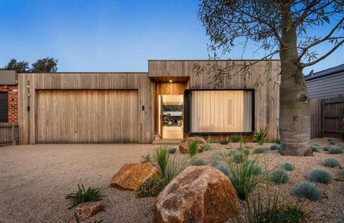 Flinders House | LUXE Poolside living, in the heart of Flinders