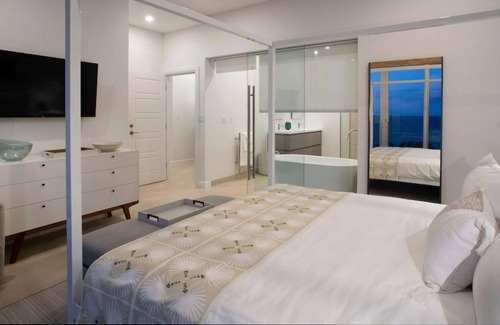 Paget Villa | Luxe Stand-Alone Cottage with OCEANFRONT Views!