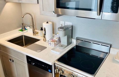 Beacon Apartment | Luxe Studio #3 on Main Street- Amazing Steam Shower! Washer/Dryer, Kitchen