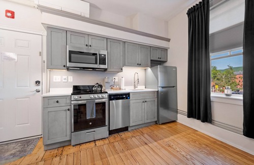 Beacon Apartment | Luxe Studio 4 On Main Street -Luxury Steam Shower, Views! Kitchen, Washer/Dryer