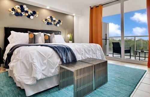 Palm Beach Apartment | Luxe Studio, Private Beach, king Bed, Ocean Views condo