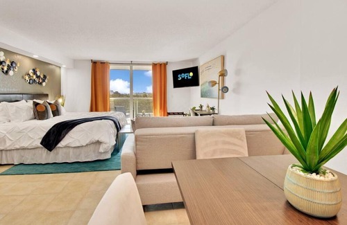 Palm Beach Apartment | Luxe Studio, Private Beach, king Bed, Ocean Views condo