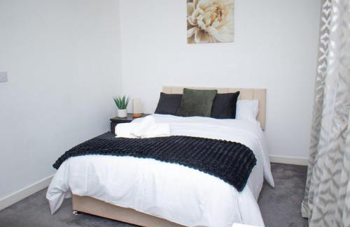 Belle Vue House | Luxe stylish stay in central Manchester