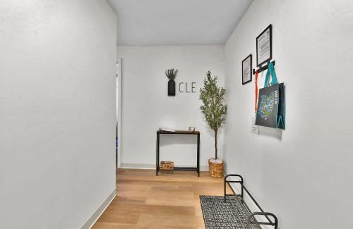 University Circle Apartment | Luxe Suite in Cleveland mins to CLE Clinic, Hospitals, Museum, Universities & Downtown