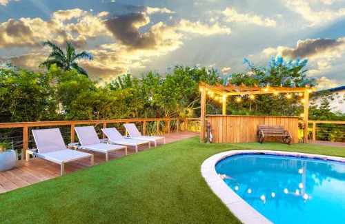 Ojus Villa | Luxe Villa MiniGolf Pool FirePit