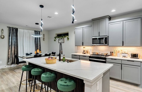 Grand Prairie House | LuxeStay Grand Prairie Brand New Home Modern Vibe!