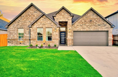 Grand Prairie House | LuxeStay Grand Prairie Brand New Home Modern Vibe!