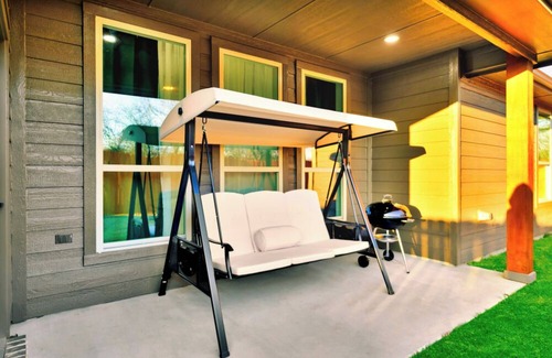 Grand Prairie House | LuxeStay Grand Prairie Brand New Home Modern Vibe!