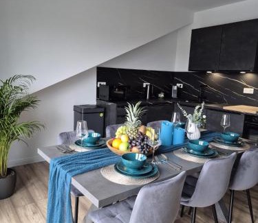 Dinslaken Apartment | Luxsuite Still und Komfort 2 Balkon Elektrogrill Tischfussball TV-75 Zoll