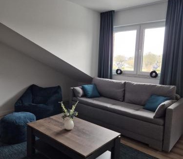 Dinslaken Apartment | Luxsuite Still und Komfort 2 Balkon Elektrogrill Tischfussball TV-75 Zoll