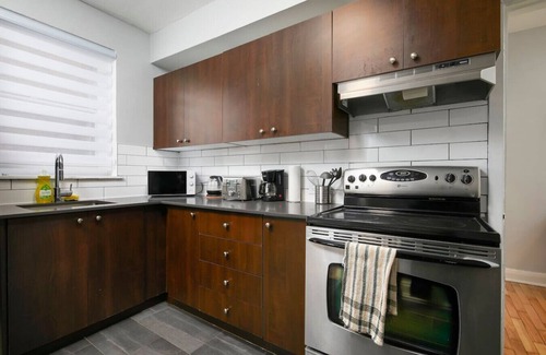 Cote-Des-Neiges—Notre-Dame-De-Grace Apartment | Luxurious 1BR unit in Montreal