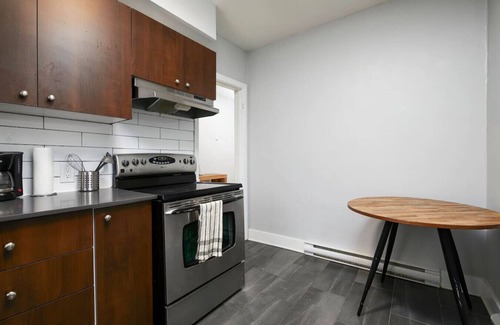 Cote-Des-Neiges—Notre-Dame-De-Grace Apartment | Luxurious 1BR unit in Montreal