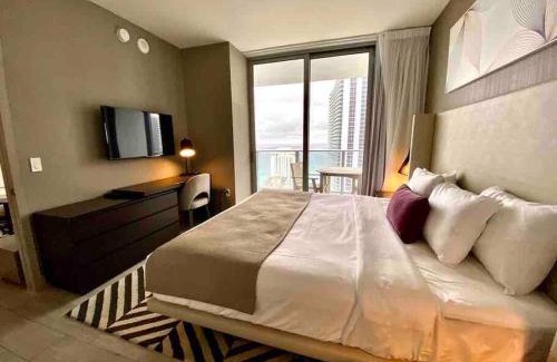 Hollywood South Central Beach Apartment | Luxurious 2b 2b with an Amazing View - Daily resort fee and parking not included -