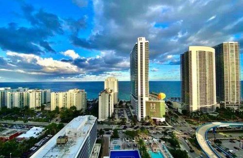 Hollywood South Central Beach Apartment | Luxurious 2b 2b with an Amazing View - Daily resort fee and parking not included -