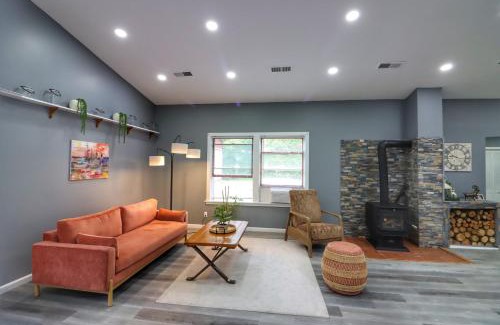 Catskill Villa | Luxurious 3 Bedroom, 3 Bathroom, Entire Home in Catskill