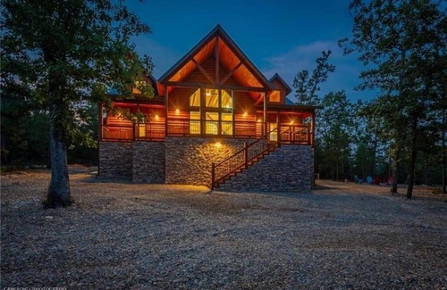 Hochatown House | Luxurious 3 Bedroom / 3 EnSuite Baths w/Complete Privacy. Close to Everything.