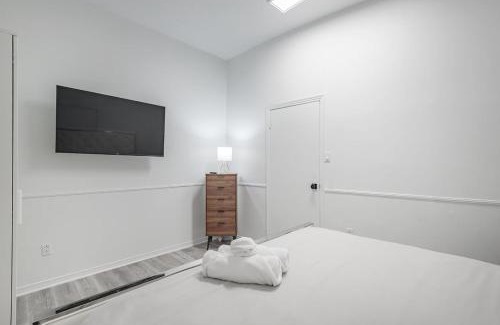 Downtown Montreal Apartment | Luxurious 3BD Apt in heart of downtown Free Parking on-site 5 min walk to Bell Center