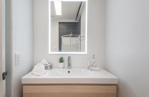 Downtown Montreal Apartment | Luxurious 3BD Apt in heart of downtown Free Parking on-site 5 min walk to Bell Center